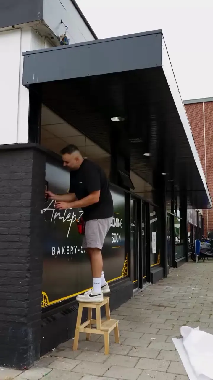 Belettering aanbrengen voor Spandoekspecialist